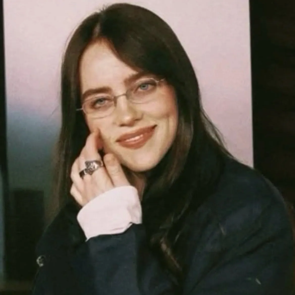 Billie Eilish:多語言AI對話夥伴圖標,適用於全球線上聊天服務