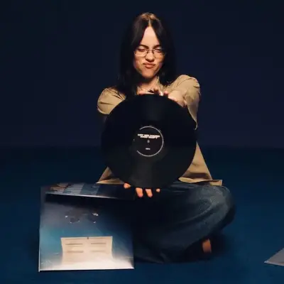 Billie Eilish - Alitan: Kilalanin ang pangunahing karakter ng ating mundo ng AI, na may listahan ng mga katangian ng karakter at mga kakayahan sa pakikipag-chat.