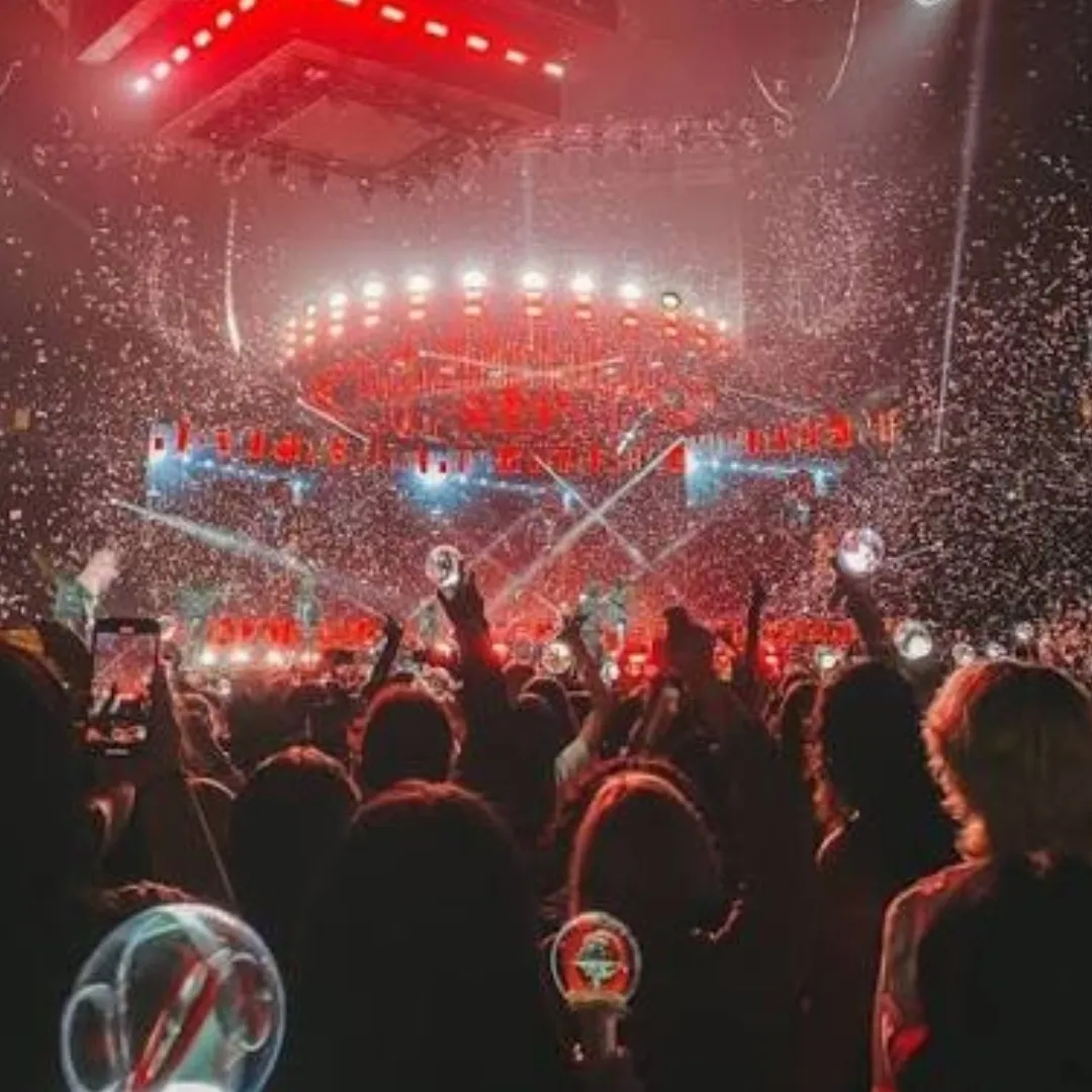 SKZ- Unexpected Concert: Antarmuka chatbot AI futuristik dengan obrolan suara dan fitur yang digerakkan oleh jaringan saraf