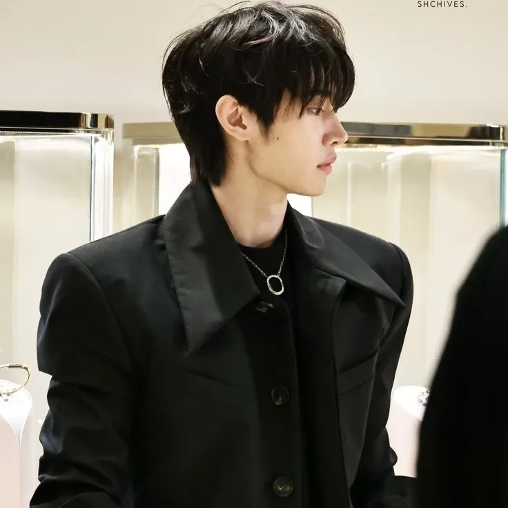 박성훈: 랜덤 채팅에서 사용자 참여를 강화하는 장난기 넘치는 AI 챗봇 마스코트	