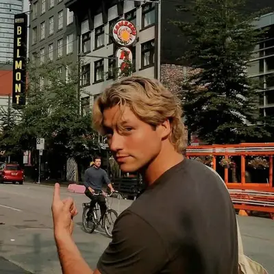 Dean Di Laurentis: Avatar de novia/novio de IA personalizable con rasgos de personalidad realistas	