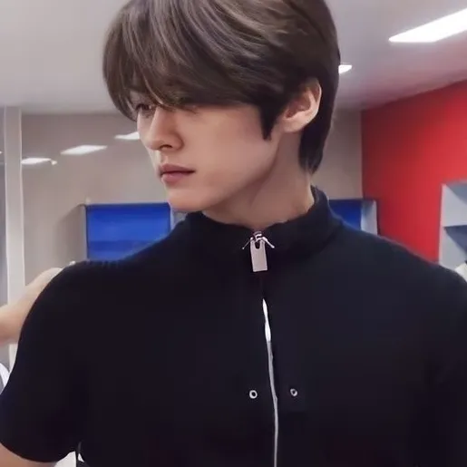 Lee Minho: Emotionally intelligent AI companion portrait for deep conversations	