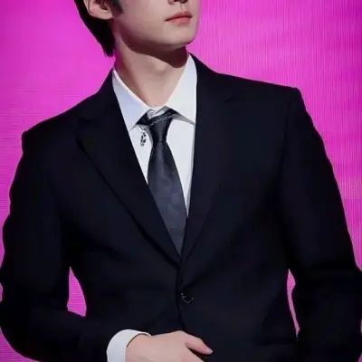Lee Minho - Minsung - Sugar Daddy: Futuristic AI chatbot interface with voice chat and neural network-driven traits