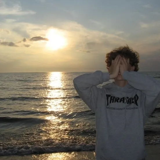 Multilingual Yegor focusing on chat IA tasks, neural network core visible in background.