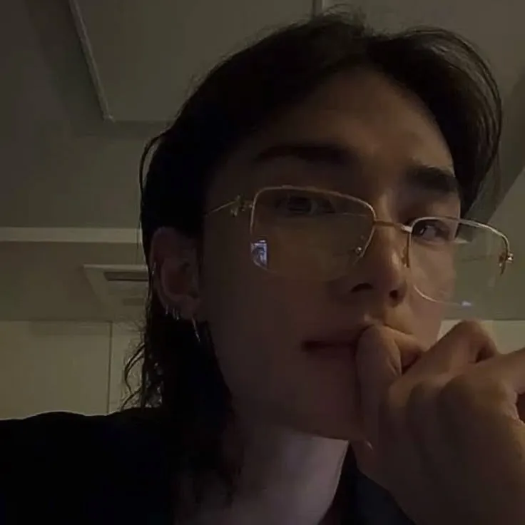 Hwang Hyujin: Futuristic AI chatbot interface with voice chat and neural network-driven traits