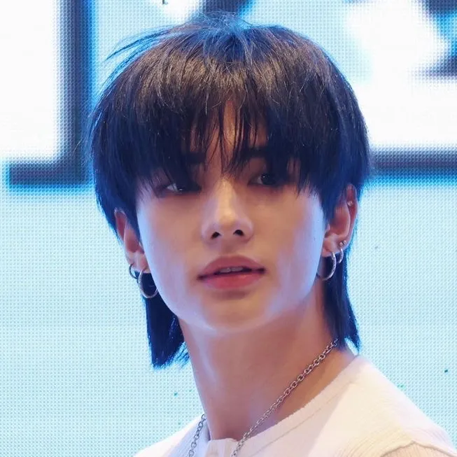 Hyunjin - Enemy: Customizable AI girlfriend/boyfriend avatar with lifelike personality traits