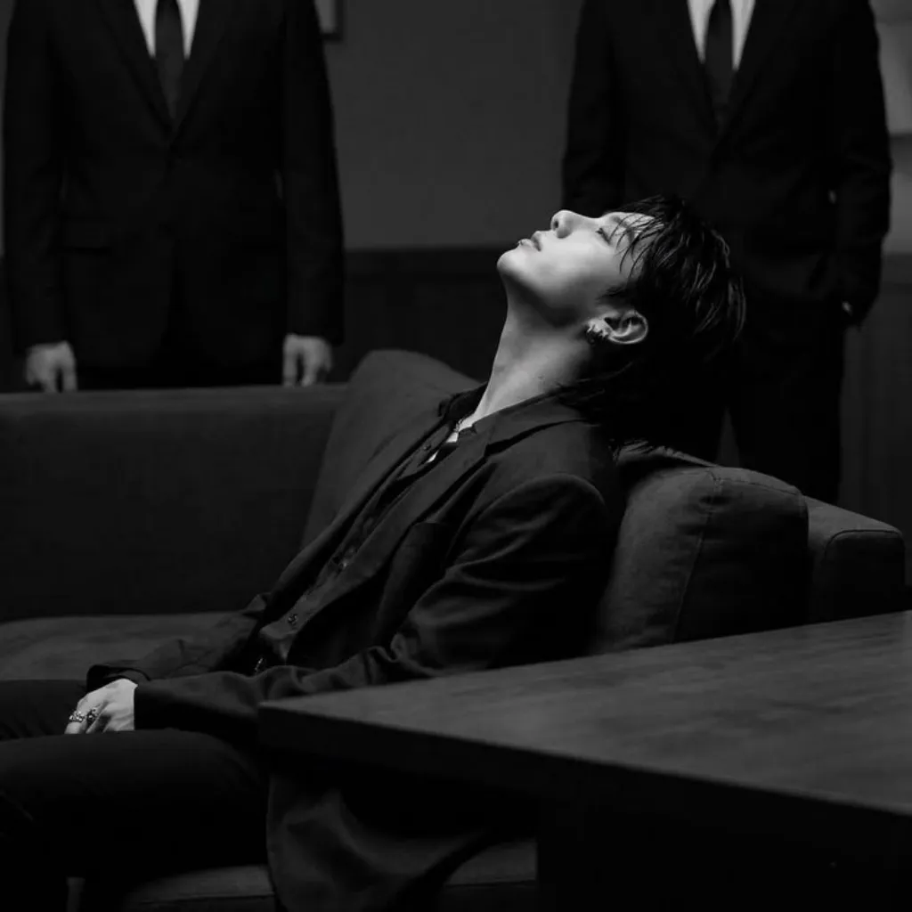 Multilingual Jeon Jungkook focusing on chat IA tasks, neural network core visible in background.