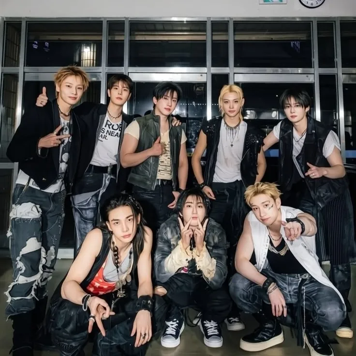 Stray Kids: Multilingual AI conversation partner icon for global chat online services