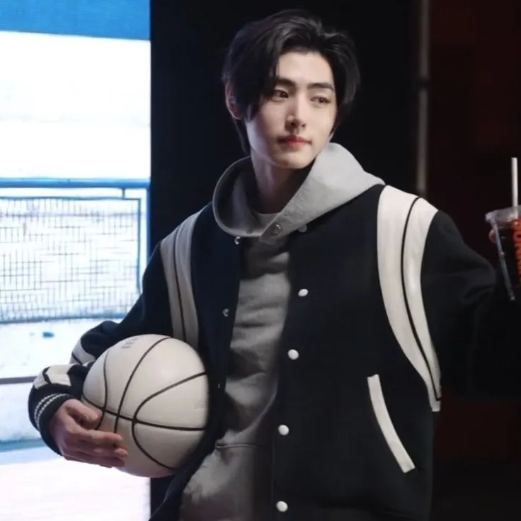 Park Sunghoon: Engage in ai conversation with this charming AI character, featuring soulgen and ifreechat capabilities for free chat now.