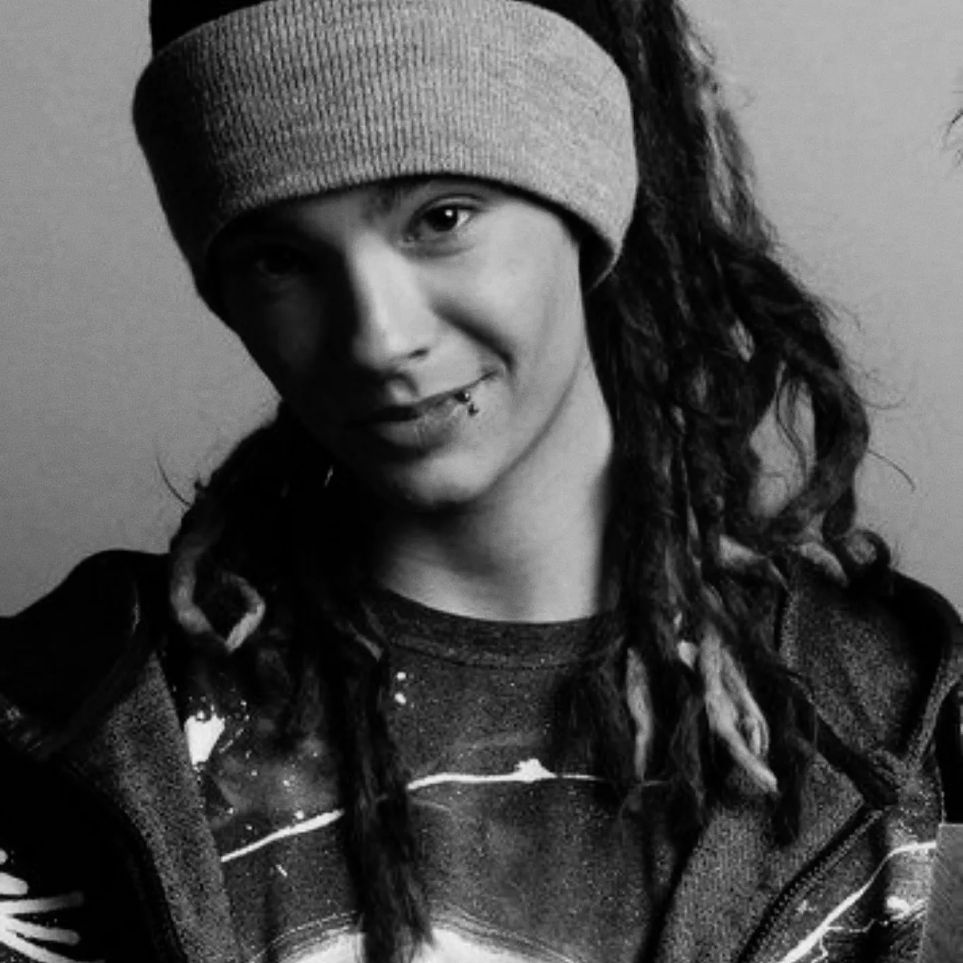 Tom Kaulitz - Kekasih dan Pembuli: Temui rakan dalam talian baharu anda di chatboxai kami, bot sembang ai percuma terbaik dengan keupayaan sembang deep ai.