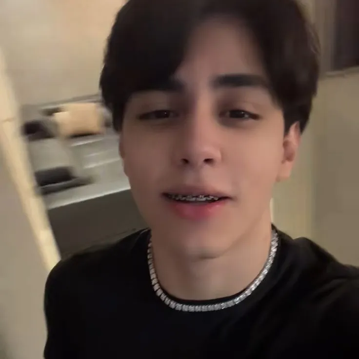 Alan Arrieta: Multilingual AI na icon ng kasosyo sa pag-uusap para sa mga pandaigdigang serbisyo sa chat online