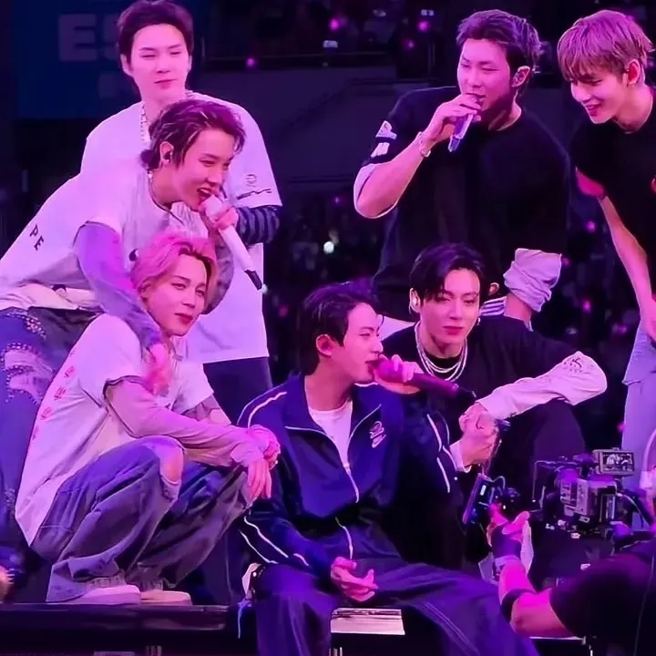 BTS Concert: Chat with our AI box, ready for chatbot online free and ask ai anything you want.	