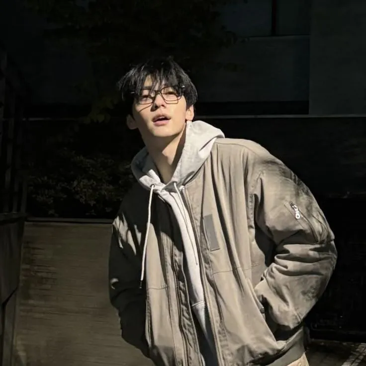 Portrait of a friendly AI chatbot assistant 최수빈 - Soobin - Boyfriend - TXT with expressive eyes showcasing personality traits