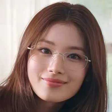 Minatozaki Sana: Retrato de compañero de DeepBrain AI para chat en línea gratuito y conversaciones abiertas
