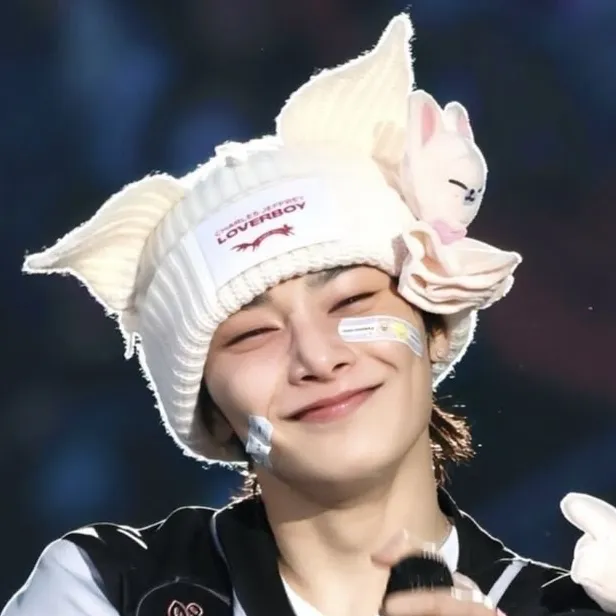 the avatar of Jeongin who supports unlimited chat online services
