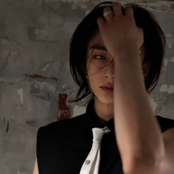 황현진 - Hwang Hyunjin: Interactive AI chatbot mascot for random chat and community-driven roleplay