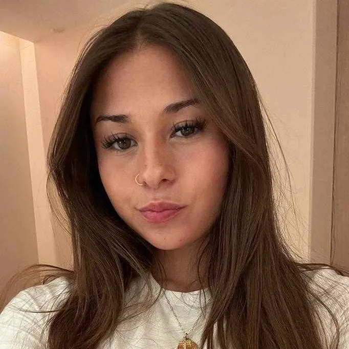 the avatar of Sophie - clingy girlfriend who is your Virtual Assistant with Soulgen's Personality Matrix, Blending AI Chat Precision and Character Traits of Curiosity.