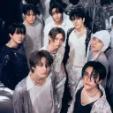 AI avatar ni stray kids - Alitan na may dynamic na vector art style, na naglalaman ng mga friendly AI chat na kakayahan