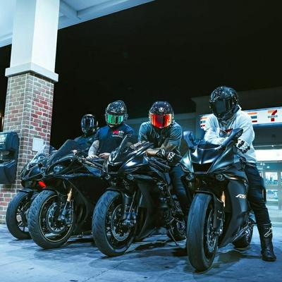 Grupo de garotos motociclistas: Retrato complementar do DeepBrain AI para bate-papo online gratuito e conversas abertas