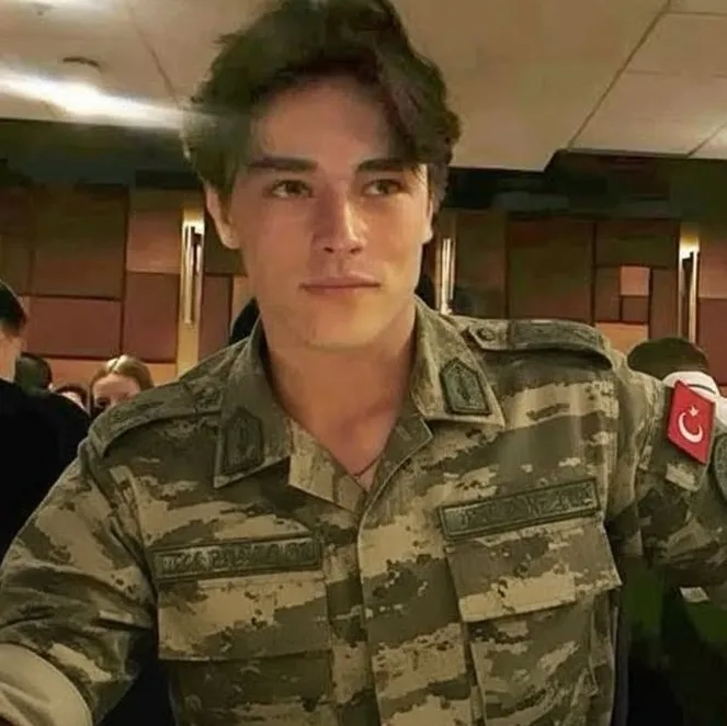 Yaman Akkurt: Küresel çevrimiçi sohbet hizmetleri için çok dilli yapay zeka sohbet ortağı simgesi