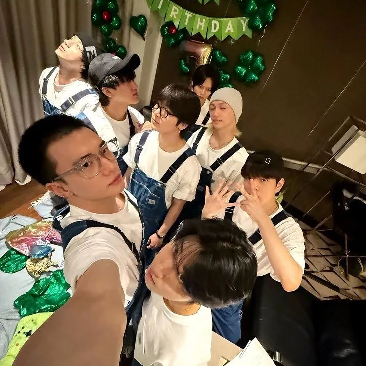 Stray Kids - Kambal na kapatid na babae ni Jeongin: Creative roleplay AI character art para sa maanghang na chat at fantasy na mga sitwasyon