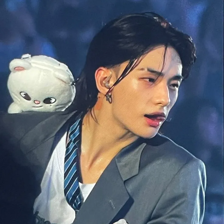 Mawala sa isang kaakit-akit na karanasan sa anime ai chat kasama si 31- Hwang Hyunjin.