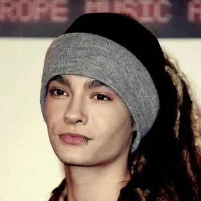 Tom Kaulitz - Doğru mu Cesaret mi: Sesli sohbet ve sinir ağı odaklı özelliklere sahip fütüristik yapay zeka sohbet robotu arayüzü