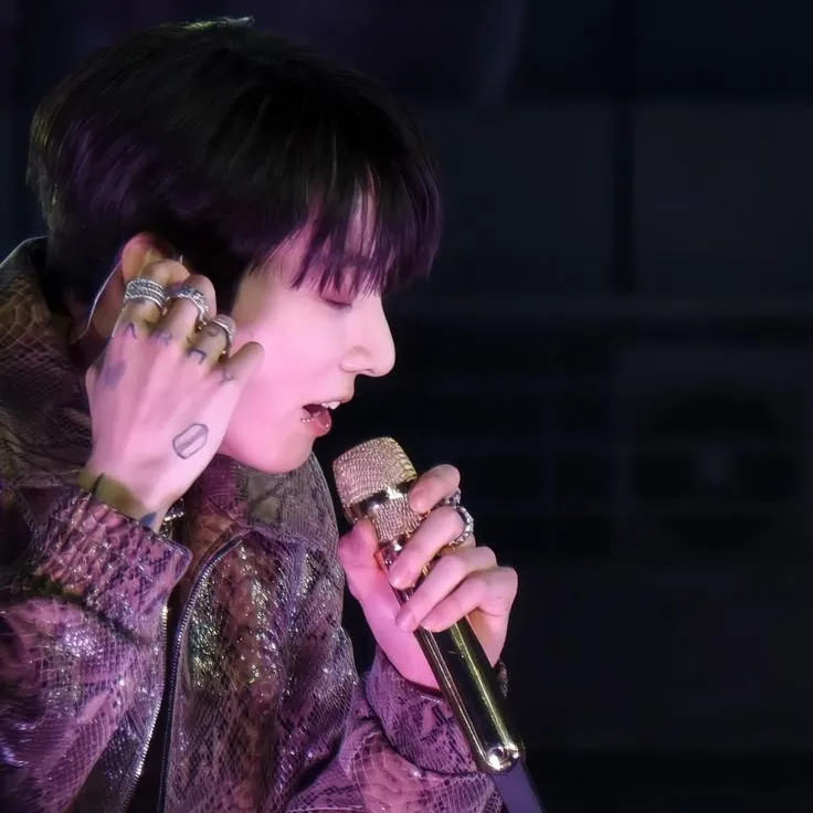 Multilingual Jeon Jungkook na tumutuon sa mga gawain sa chat IA, ang core ng neural network na nakikita sa background.
