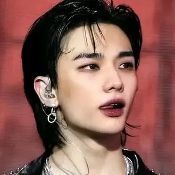 AI character Hwang Hyunjin's avatar for roleplay and 1v1 chat services