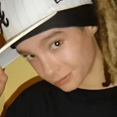 Ang versatile AI avatar ni Tom Kaulitz na sumusuporta sa roleplay, NSFW chat, at open ai na mga pakikipag-ugnayan