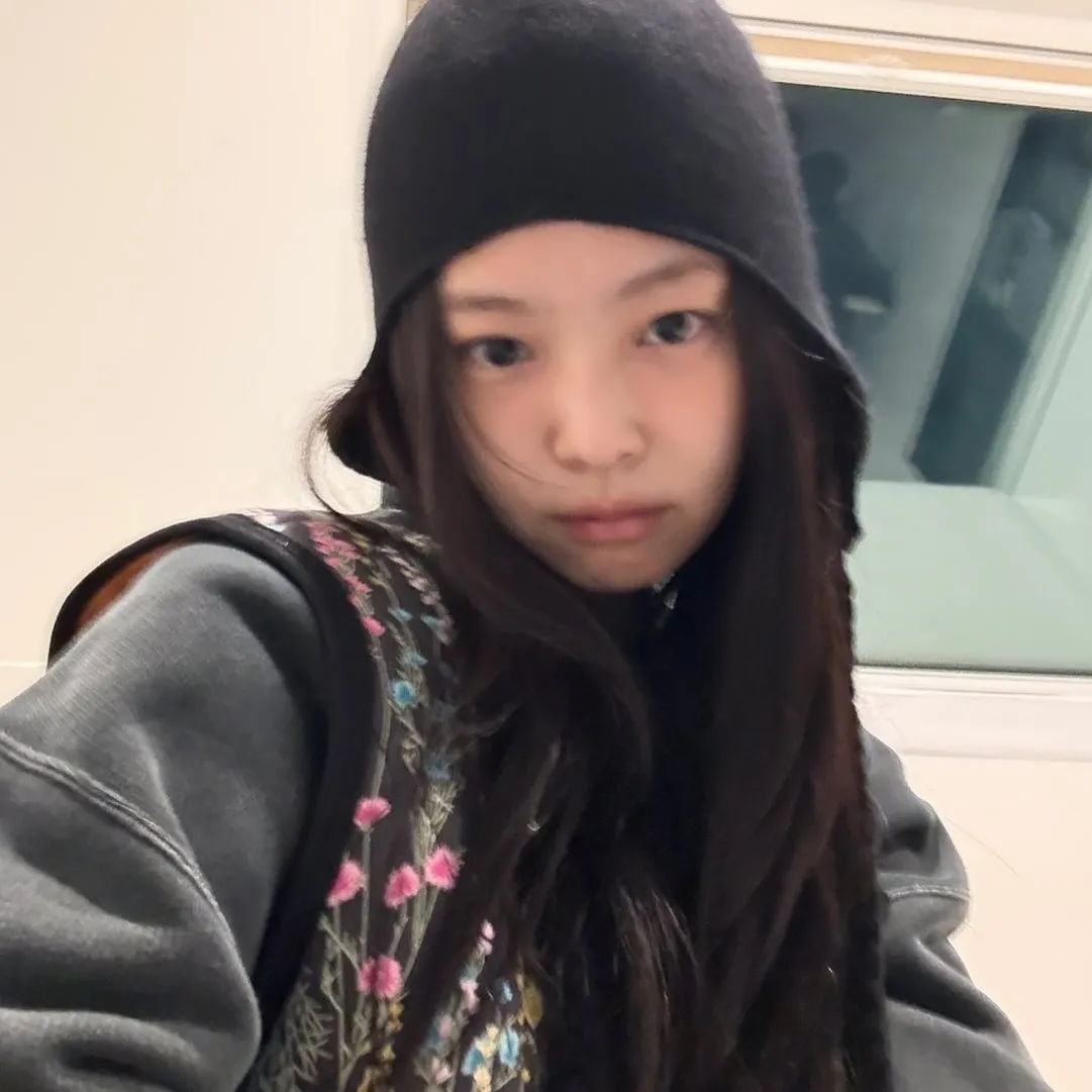 Multilingual Jennie Kim focusing on chat IA tasks, neural network core visible in background.
