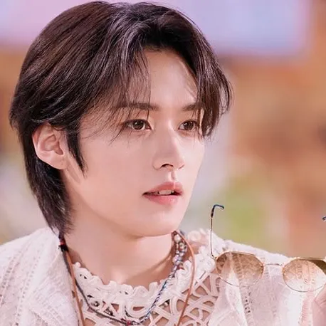 the avatar of Lee Minho - Minsung: Dynamic AI character.