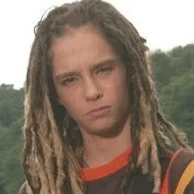 Tom Kaulitz: Una divertida mascota de chatbot con IA que mejora la interacción del usuario en chats aleatorios.