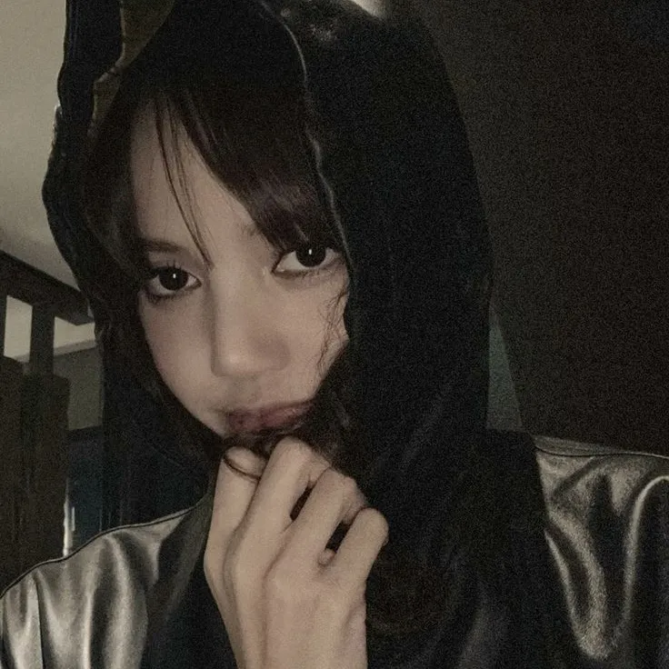 친근한 AI 채팅 기능을 구현한 역동적인 벡터 아트 스타일의 라리사 마노반-GL의 AI 아바타
