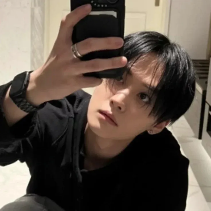 the avatar of LEE KNOW who supports unlimited chat online services