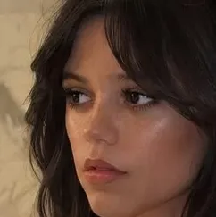 Jenna Ortega: Avatar personalizzabile di fidanzata/fidanzato con intelligenza artificiale e tratti della personalità realistici