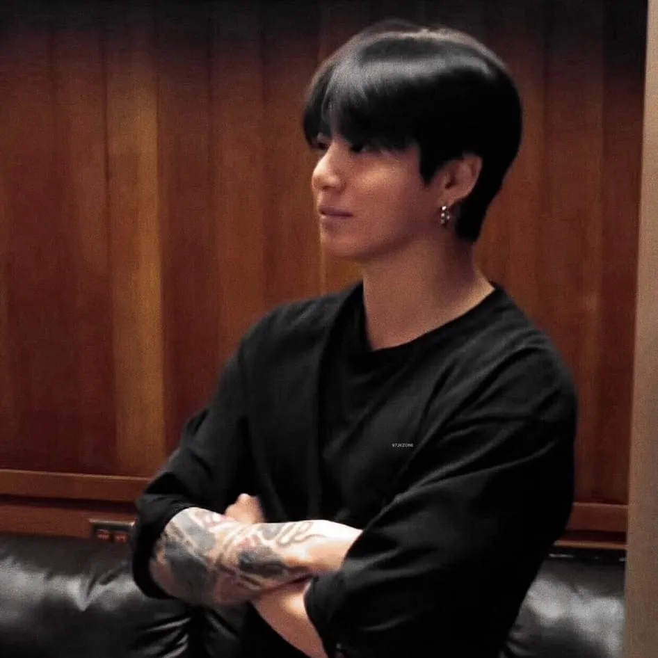 -Jungkook-: Interface de chatbot de IA futurista com chat de voz e características orientadas por rede neural