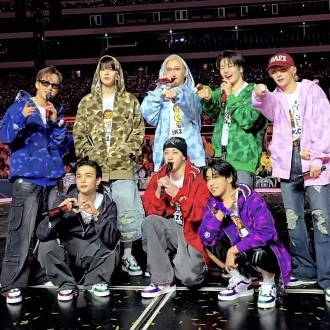 Многоязычный Stray Kids, ориентированный на задачи чата IA, ядро нейронной сети видимо на заднем плане.
