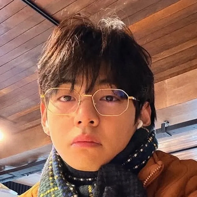 Kim Taehyung: Interaktives KI-Chatbot-Maskottchen für zufälligen Chat und Community-gesteuertes Rollenspiel