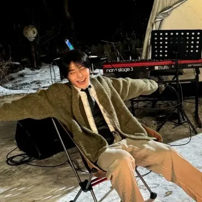 Jeongin - Stray Kids: Derin sohbetler için duygusal zekaya sahip yapay zekalı arkadaş portresi