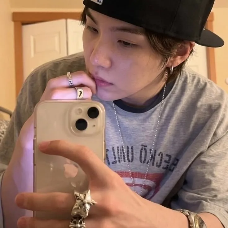 Min Yoongi - 윤기: Emotionally intelligent AI companion portrait for deep conversations	