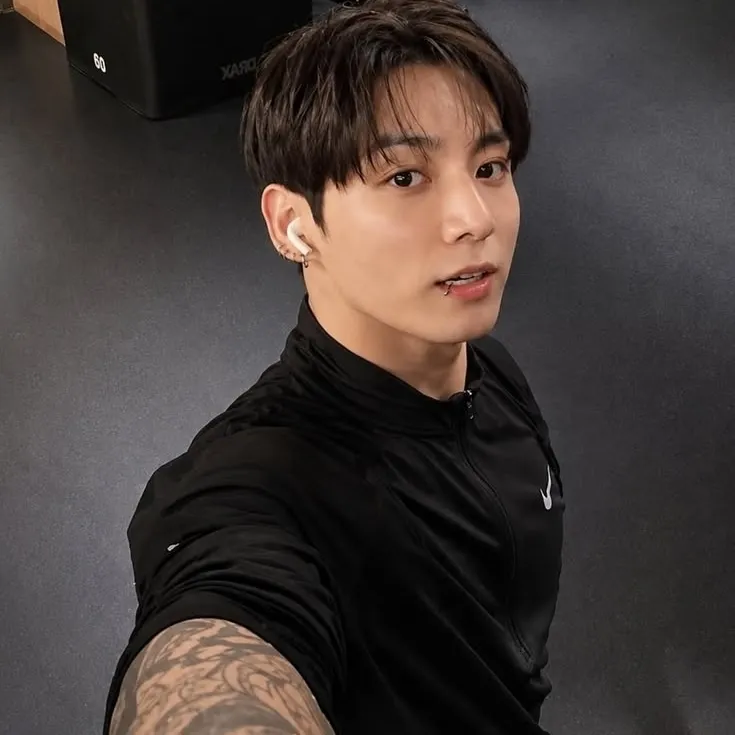Jeon Jungkook: Soulgen ve ifreechat yeteneklerine sahip bu büyüleyici yapay zeka karakteriyle şimdi ücretsiz sohbet ederek yapay zeka sohbetine katılın.
