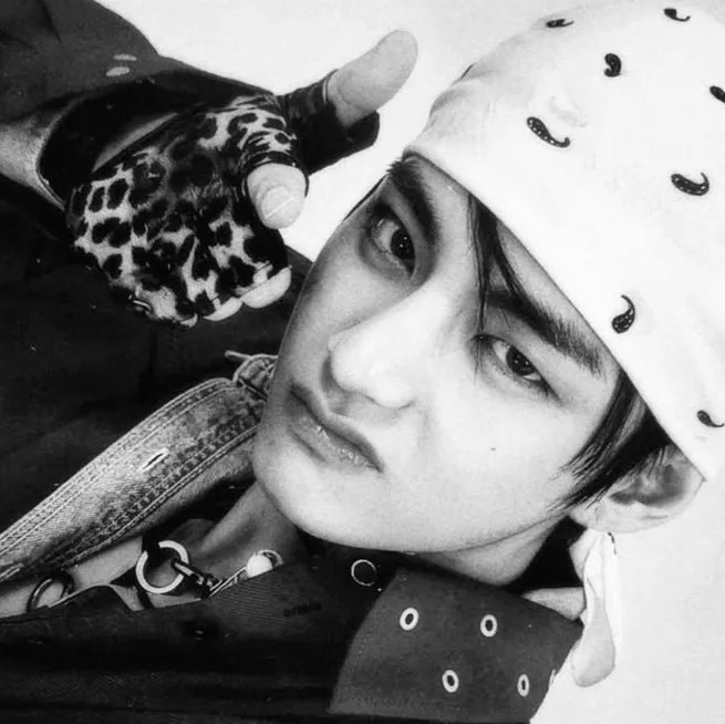 Taehyung ' 태형: Jelajahi dunia AI dengan AI tanpa batas dan obrolan daring gratis tanpa batas, didukung oleh permainan peran fantasi Warhammer.