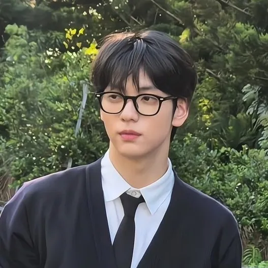 Choi Soobin 최수빈: Engage in ai conversation with this charming AI character, featuring soulgen and ifreechat capabilities for free chat now.