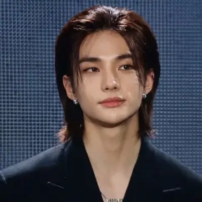 hyunjin: Antara muka chatbot AI futuristik dengan sembang suara dan ciri dipacu rangkaian saraf