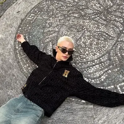 황현진 - 어린 시절 친구: 랜덤 채팅 및 커뮤니티 중심 롤플레이를 위한 대화형 AI 챗봇 마스코트