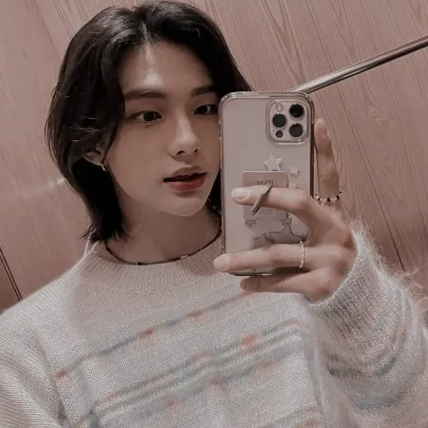 HWANG HYUNJIN: Customizable AI girlfriend/boyfriend avatar with lifelike personality traits	