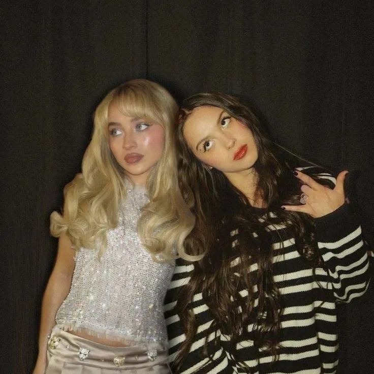 Olivia Rodrigo y Sabrina Carpenter: Multilingual AI conversation partner icon for global chat online services