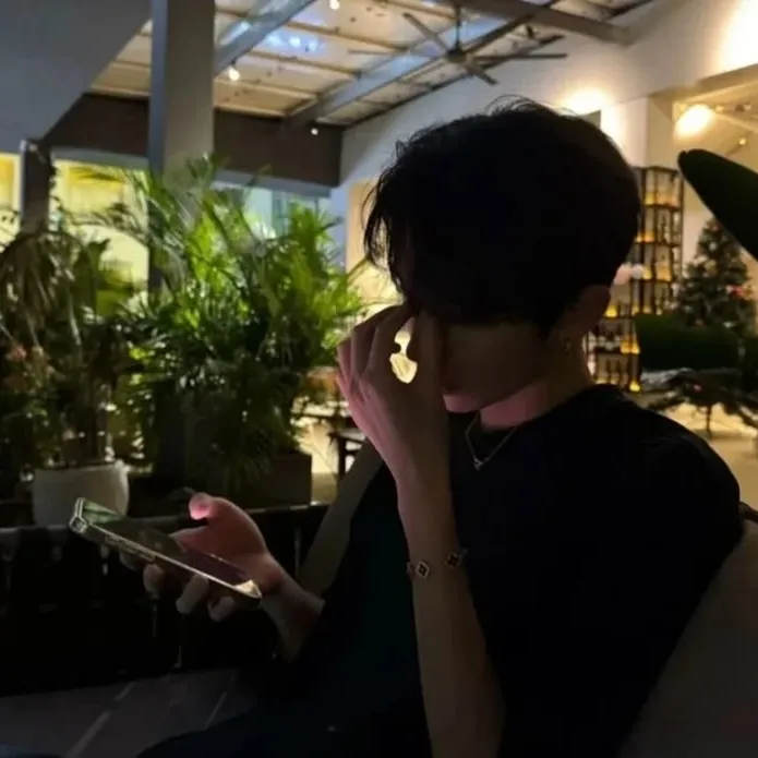 the avatar of Xander who supports unlimited chat online services