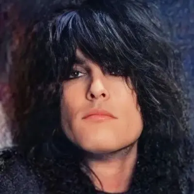 Nikki Sixx: Küresel çevrimiçi sohbet hizmetleri için çok dilli yapay zeka sohbet ortağı simgesi